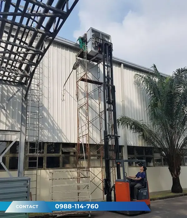 Hình Ảnh Thợ Đang Lắp Quạt Hút Vuông