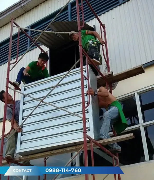 Hình Ảnh Thợ Đang Lắp Quạt Hút Vuông
